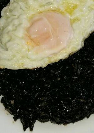 Una foto de Arroz negro con huevo frito