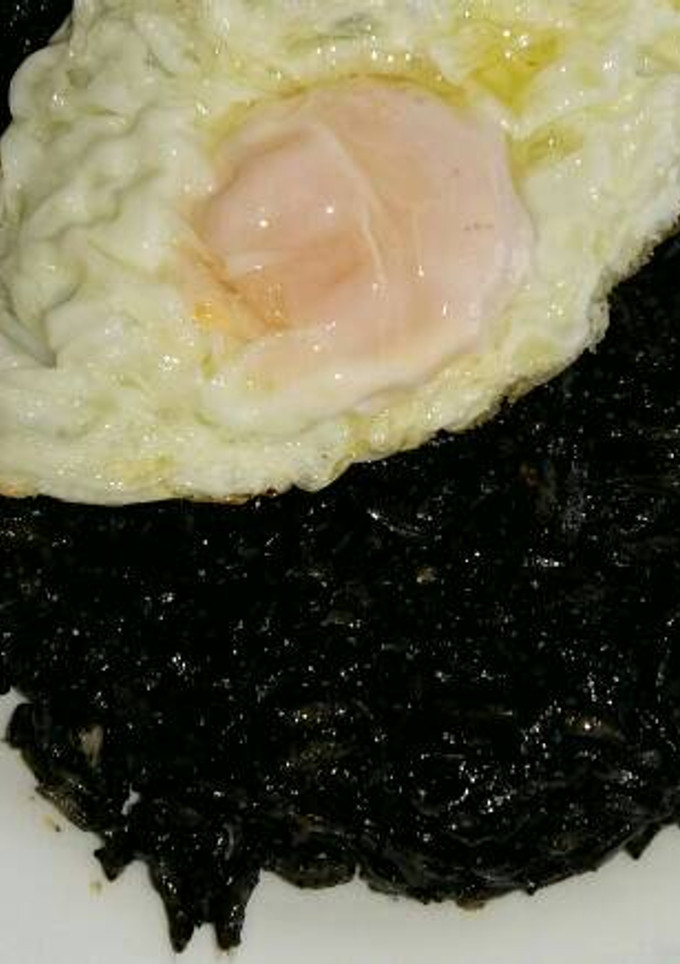 Una foto de Arroz negro con huevo frito
