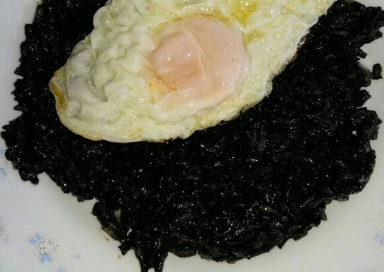 Arroz negro con huevo frito
