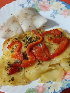 Una foto de Lenguado al horno con puerro, patata y pimiento rojo