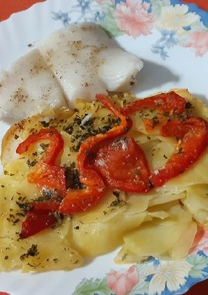 Una foto de Lenguado al horno con puerro, patata y pimiento rojo