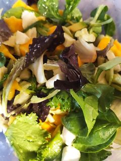 Una foto de Ensalada fresca de aguacate mango y mozzarella