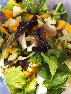 Una foto de Ensalada fresca de aguacate mango y mozzarella