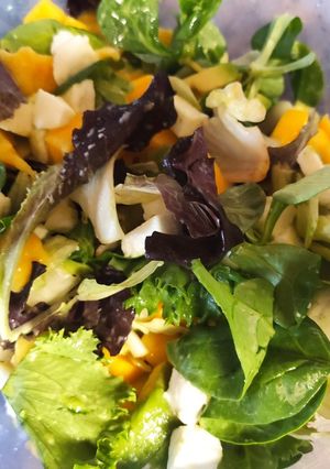 Una foto de Ensalada fresca de aguacate mango y mozzarella