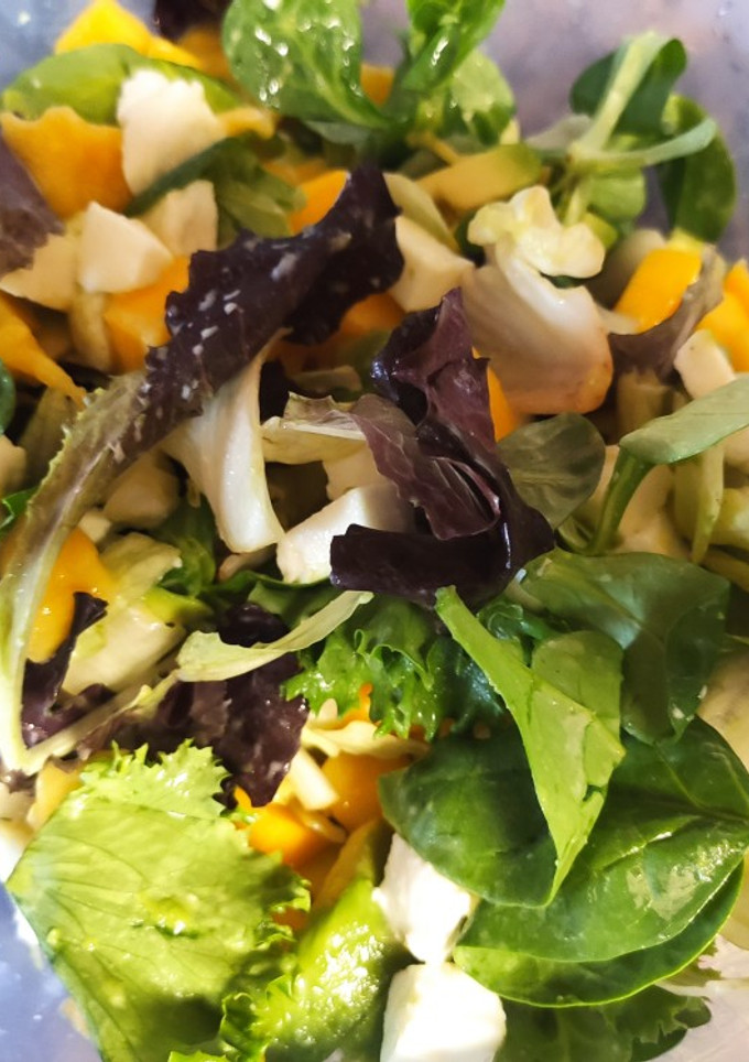 Una foto de Ensalada fresca de aguacate mango y mozzarella