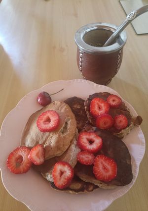 Una foto de Pancakes de banana y avena súper ricos para el desayuno o merienda 🩷