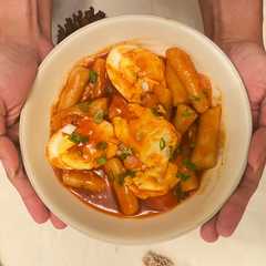 A picture of Tteokbokki handmade (takaran sendok).