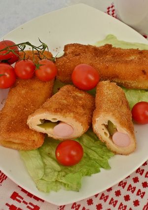 Zdjęcie przepisu Krokiety z parówką, ogórkiem kiszonym i żółtym serem.