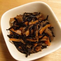 A picture of Macrobiotic Hijiki Seaweed Seasoned Only With Soy Sauce For Bentos.