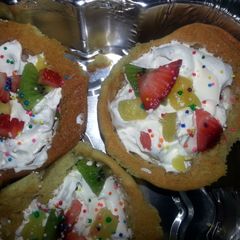 A picture of fruit cup pizza.