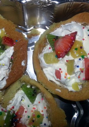 A picture of fruit cup pizza.