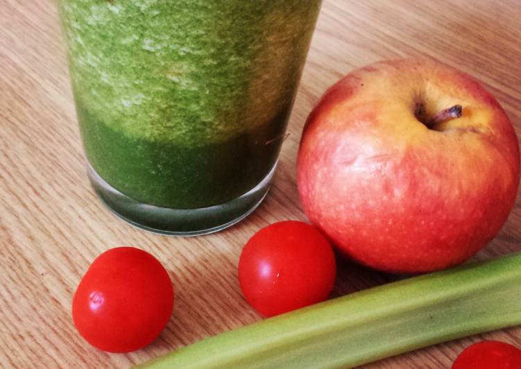 Steps to Make Perfect Energizing Smoothie (apple celery tomato and spinach)