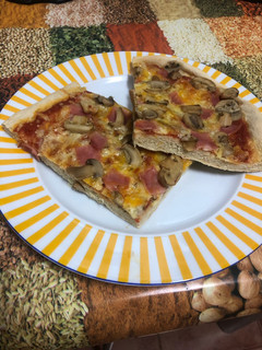 Una foto de Pizza casera 2 sabores (sin reposo)