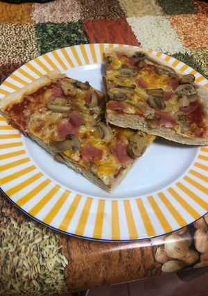 Una foto de Pizza casera 2 sabores (sin reposo)