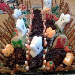 A picture of graveyard halloween cake.