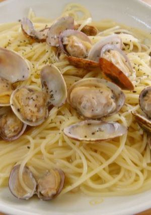 A picture of Spaghetti alle Vongole in Bianco - One Pan Cooking.