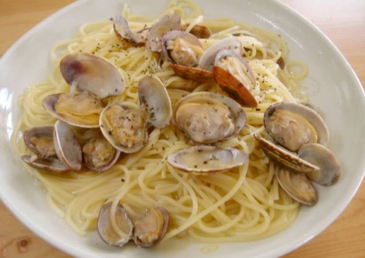 Recipe of Quick Spaghetti alle Vongole in Bianco - One Pan Cooking