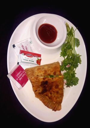 पनीर स्टफ्ड पिज्जा परांठा (Paneer stuffed pizza paratha recipe in Hindi) रेसिपी मुख्य फोटो