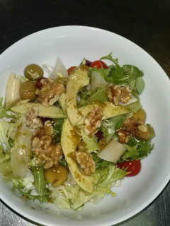 Una foto de Ensalada de aguacate, nueces y cherrys
