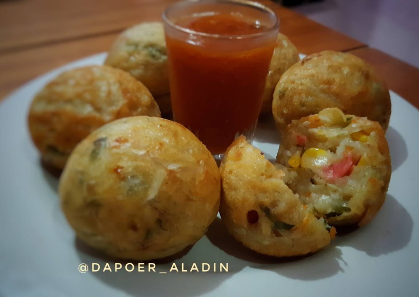 Bagaimana Menyiapkan Bakwan bulat isi keju sosis, Lezat