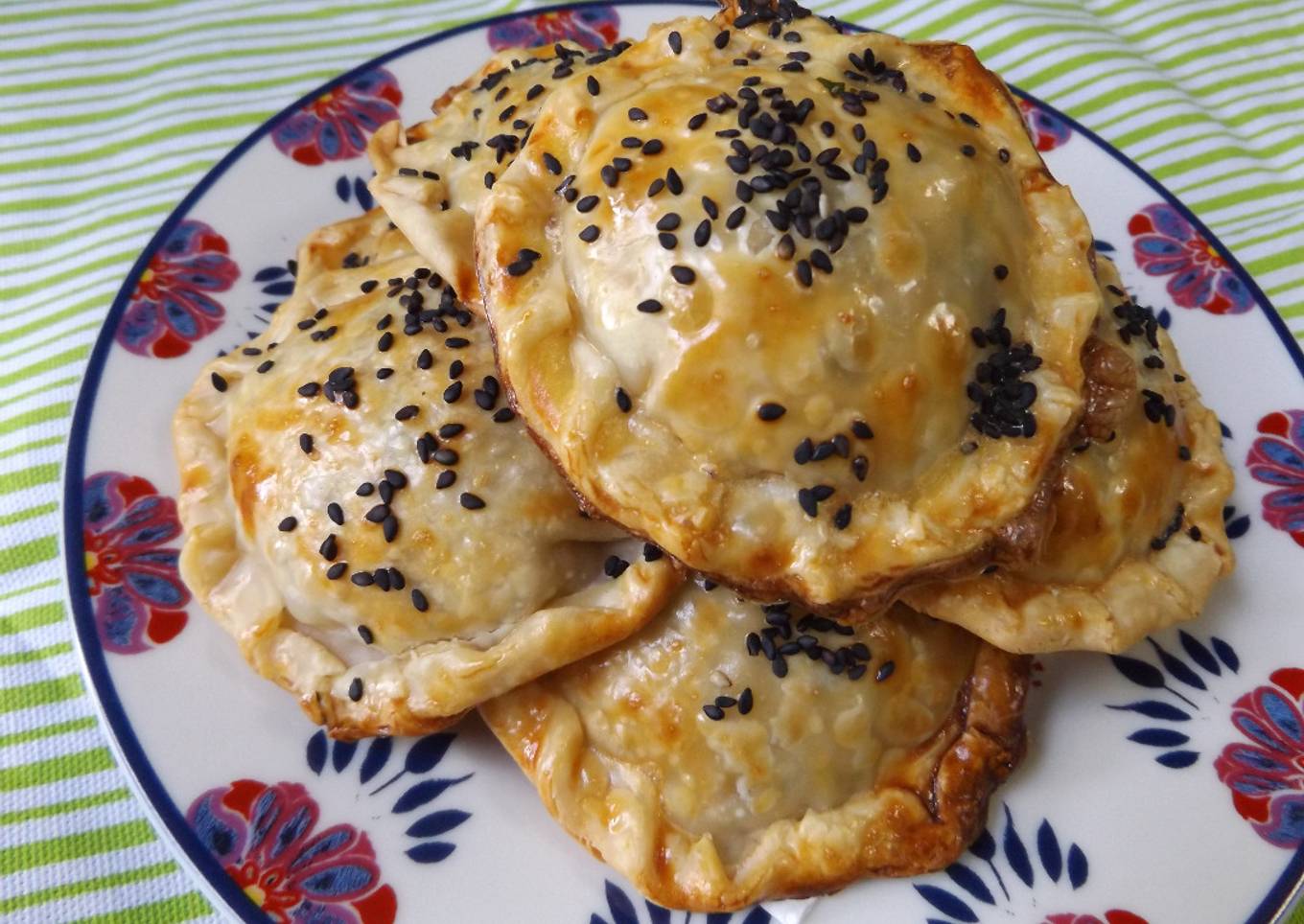 Empanadita de pavo con jamón ibérico y cebolla