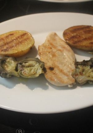 Una foto de Filete de Pechuga con Patatas y Alcachofas