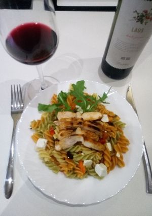Una foto de Ensalada de pasta con vinagreta de hierbabuena