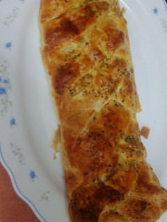 Una foto de Trenza de hojaldre rellena de salami y queso