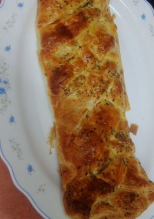 Una foto de Trenza de hojaldre rellena de salami y queso