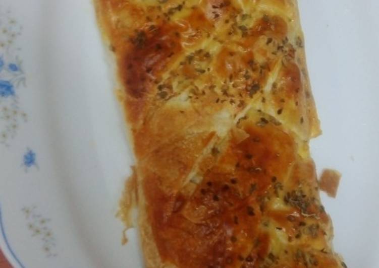 Trenza de hojaldre rellena de salami y queso