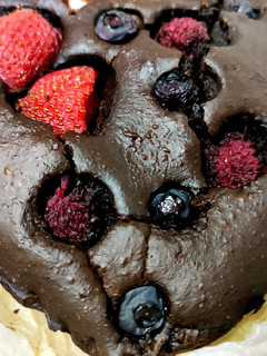 Una foto de Brownie con frutos rojos 🍓🫐