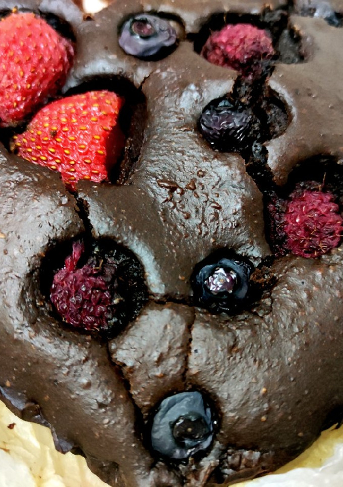 Una foto de Brownie con frutos rojos 🍓🫐