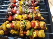 Una foto de brochette de bondiola