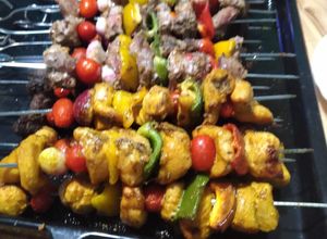 Una foto de Brochetas de pollo, bondiola y roast beef a la parrilla