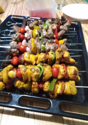 Una foto de Brochetas de pollo, bondiola y roast beef a la parrilla