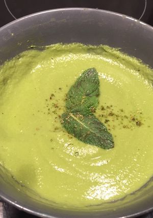 Une photo de Soupe de petits pois & concombre à la menthe