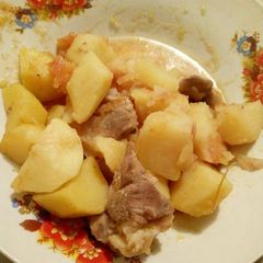 A picture of Potatoes and meat.
