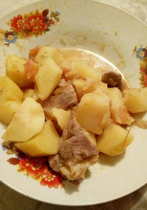 A picture of Potatoes and meat.