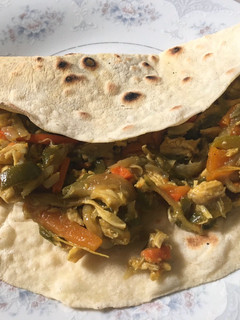 Una foto de TACOS DE POLLO Y VERDURAS con rapiditas/fajitas/tortillas caseras! 🇲🇽
