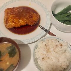 A picture of Teriyaki salmon dinner.