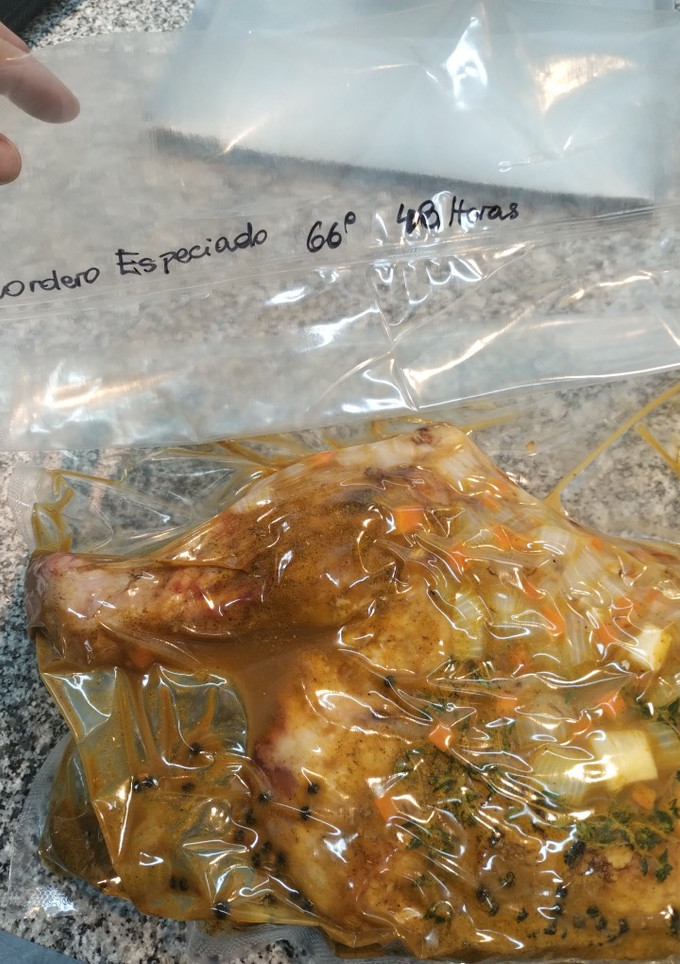 Una foto de Cordero especiado con base de foju