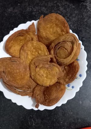 ખાજા મેથી પૂરી (Khaja Methi Puri recipe In Gujarati) રેસીપી મુખ્ય ફોટો