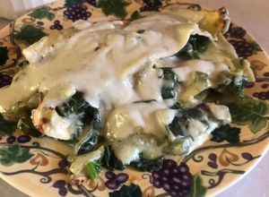 Una foto de Lasaña de poblano y espinacas con bechamel de queso azul