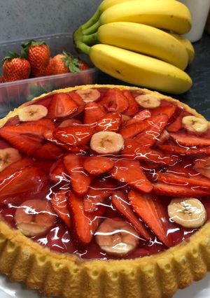 Gyümölcstorta epres pudinggal, eperrel és banánnal 🍓🍌 recept fotója