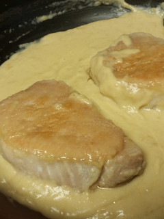 A picture of Pork Chops With Gravy.
