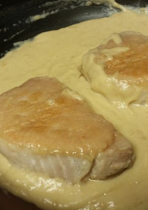 A picture of Pork Chops With Gravy.