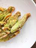 Fiori di zucca ripieni in padella