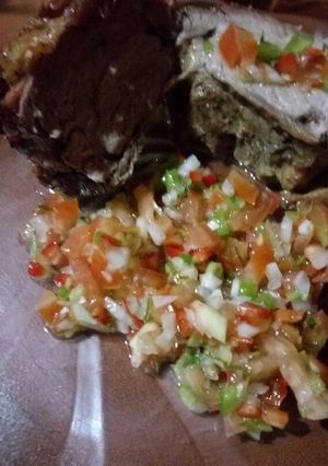 Una foto de Pernil de cerdo con salsa criollita