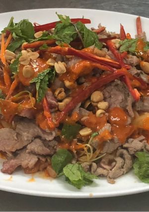 Hình của món Gỏi bò sốt mè cay.