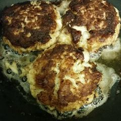 A picture of Crab and scallop cakes.